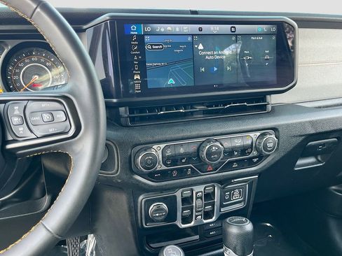 Certified 2024 Jeep Gladiator Sport AWD/4WD image 15