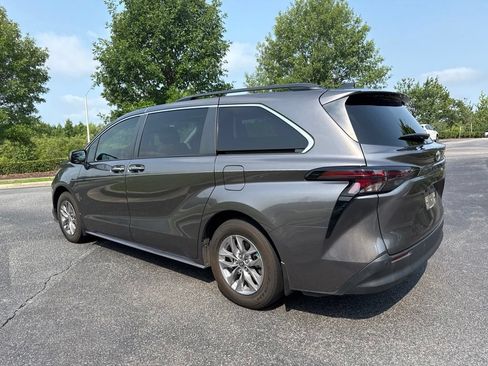Used 2023 Toyota Sienna XLE FWD image 4
