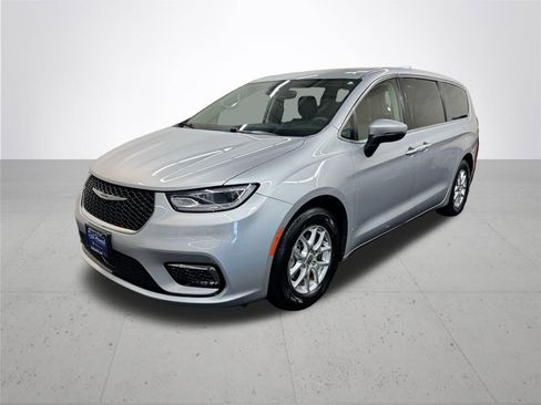 Used 2023 Chrysler Pacifica Touring-L FWD image 2