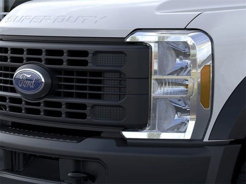 New 2025 Ford F550 4x4 Supercab Super Duty image 17