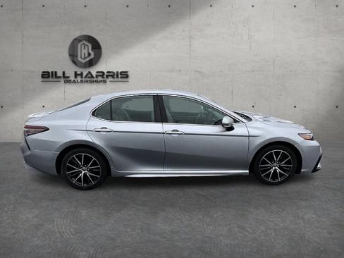 Used 2022 Toyota Camry SE FWD image 4