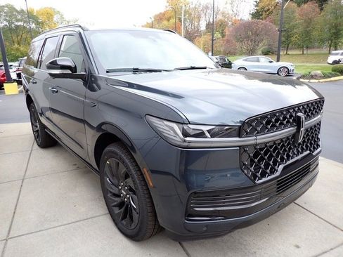 New 2025 Lincoln Navigator Reserve w/ Jet Appearance Package image 8