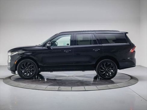 New 2026 Lincoln Navigator Reserve w/ Jet Appearance Package AWD/4WD image 2