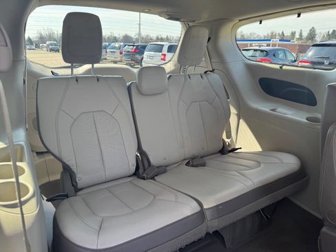 Used 2017 Chrysler Pacifica Touring-L Plus w/ Tire & Wheel Group image 26