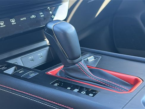 Certified 2025 Nissan Kicks SR image 28