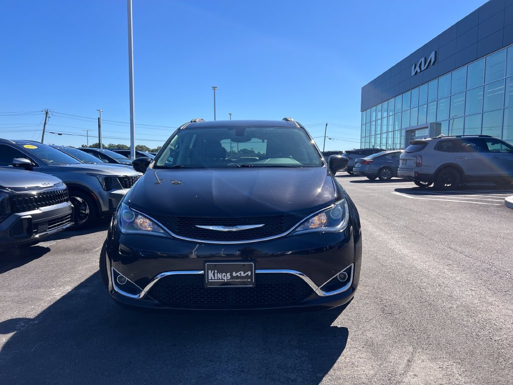Used 2017 Chrysler Pacifica Touring-L FWD image 8