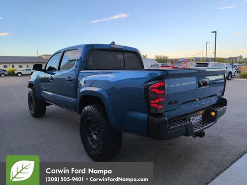 Used 2018 Toyota Tacoma SR5 AWD/4WD image 5