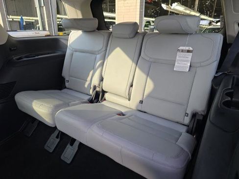 Used 2025 Ford Expedition Platinum image 19