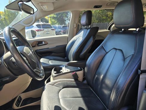 Used 2017 Chrysler Pacifica Touring-L Plus FWD image 3