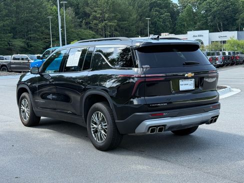 Used 2024 Chevrolet Traverse LT FWD image 3