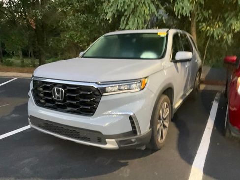 Used 2025 Honda Pilot Touring image 12