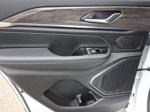 Certified 2023 Jeep Grand Cherokee Overland image 19