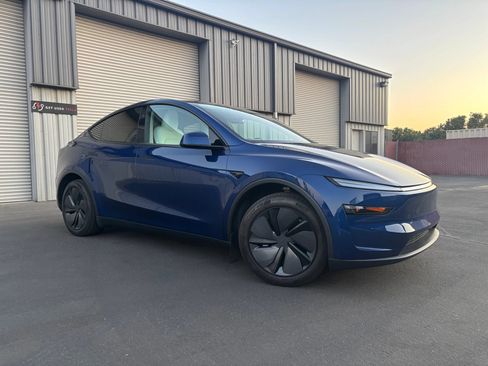 Used 2026 Tesla Model Y 2WD image 2