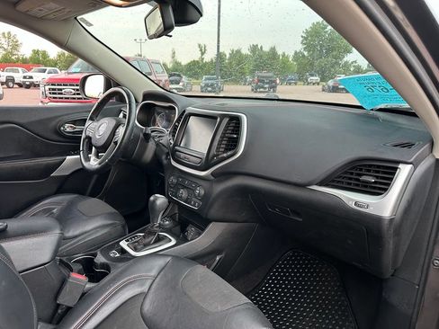 Used 2018 Jeep Cherokee Trailhawk AWD/4WD image 30