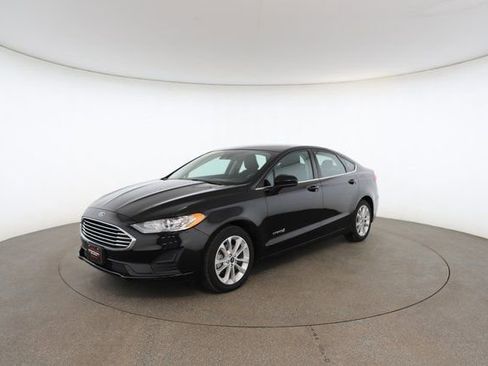 Used 2019 Ford Fusion SE image 2
