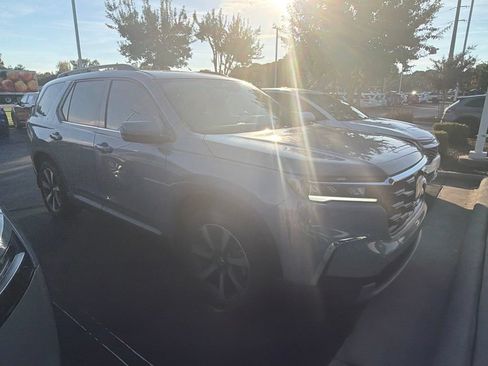 Used 2025 Honda Pilot Touring image 3