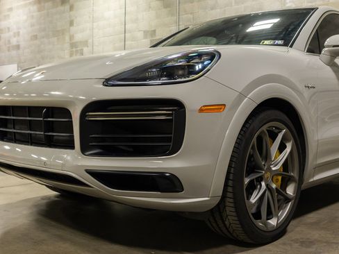 Used 2021 Porsche Cayenne Turbo S image 9