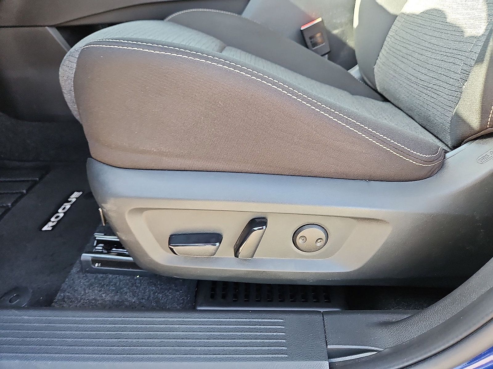 Used 2023 Nissan Rogue SV FWD image 17