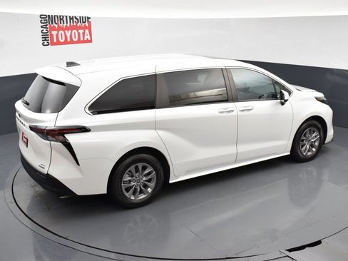 Used 2024 Toyota Sienna XLE FWD image 24