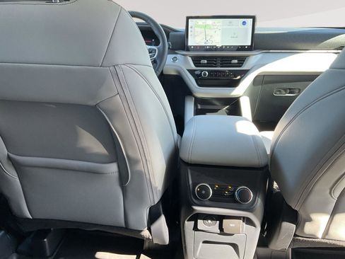 Used 2025 Ford Explorer Active w/ Active Comfort Package image 12