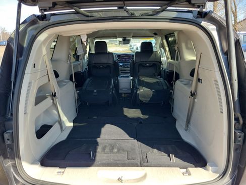 Used 2023 Chrysler Pacifica Touring-L image 6