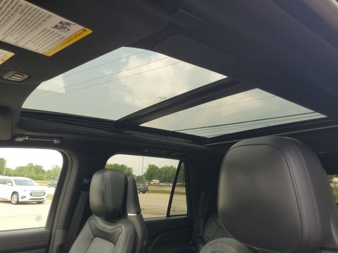 Certified 2024 Lincoln Navigator Reserve AWD/4WD image 11