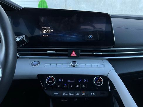 Used 2025 Hyundai Elantra Limited image 27