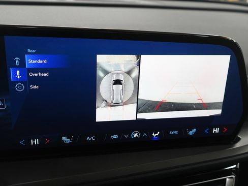 Used 2024 Chevrolet Traverse LT image 24