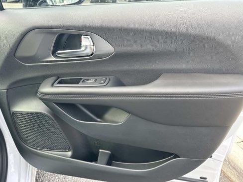 New 2026 Chrysler Pacifica Select FWD image 19