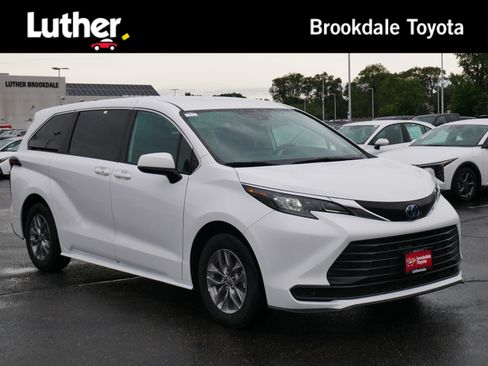 Certified 2025 Toyota Sienna LE FWD image 1