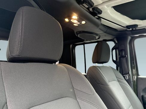 Used 2022 Jeep Gladiator Willys image 13