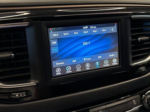 Used 2020 Chrysler Voyager L image 12