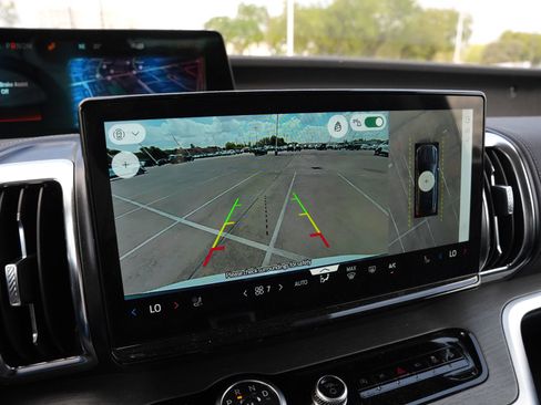 Used 2025 Ford Expedition Platinum image 13