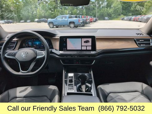 Used 2025 Volkswagen Atlas SE AWD/4WD image 13