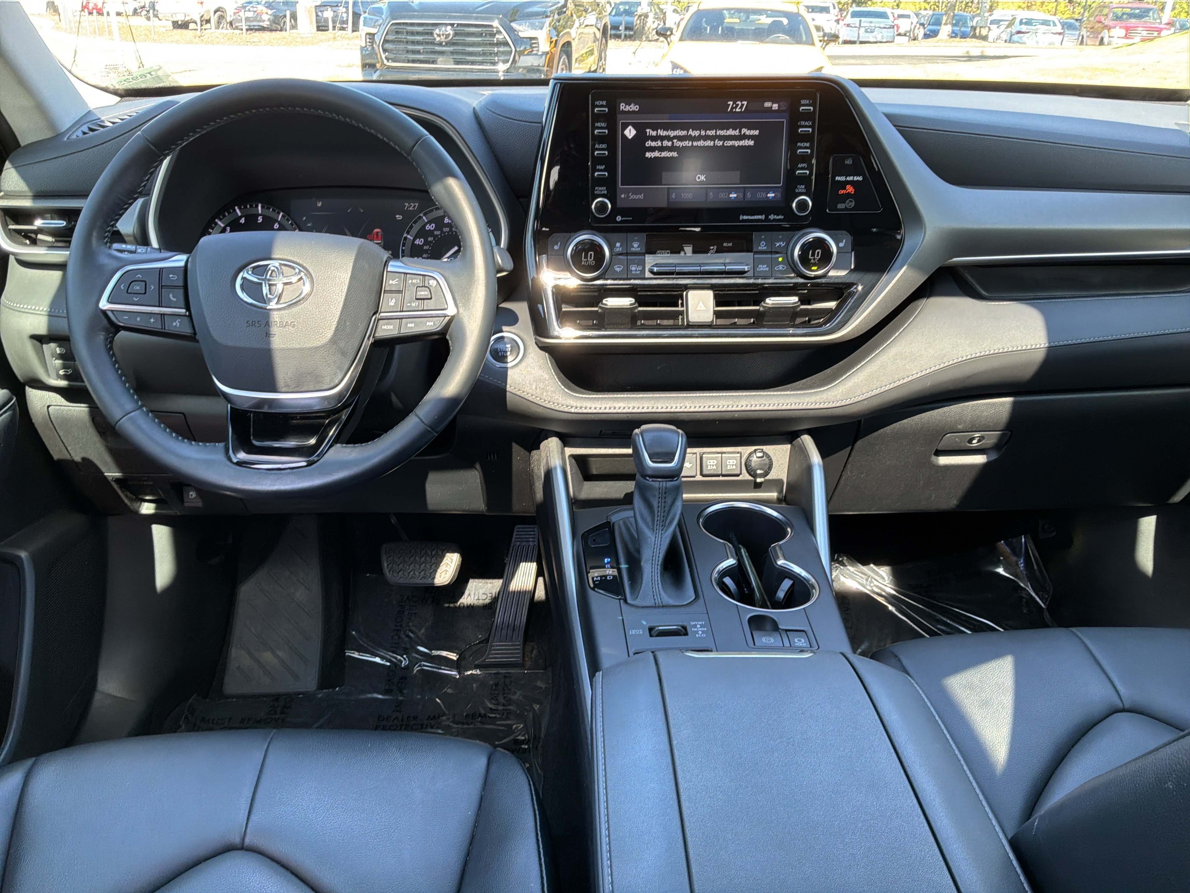 Used 2021 Toyota Highlander XLE AWD/4WD image 29