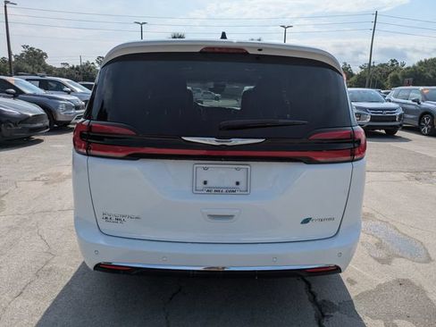 Used 2024 Chrysler Pacifica Limited FWD image 5