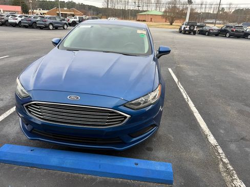 Used 2017 Ford Fusion SE w/ Fusion SE Technology Package image 9