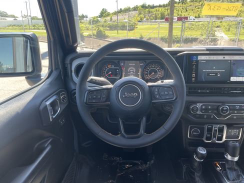 Used 2024 Jeep Wrangler Unlimited Sport AWD/4WD image 30
