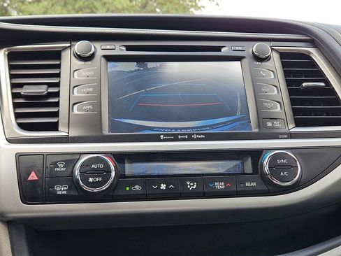 Used 2019 Toyota Highlander XLE FWD image 25