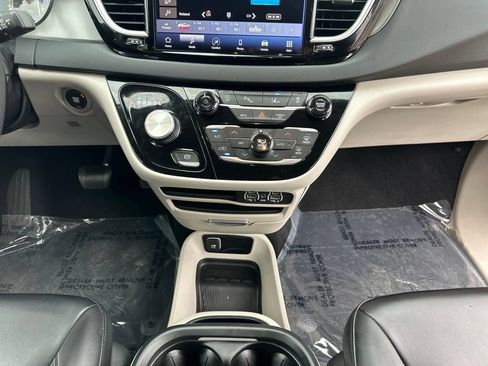 Used 2023 Chrysler Pacifica Touring-L FWD image 32
