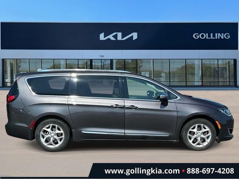 Used 2020 Chrysler Pacifica Limited FWD image 2