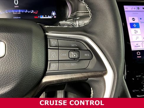 Used 2025 Jeep Grand Cherokee Limited w/ Luxury Tech Group II AWD/4WD image 11
