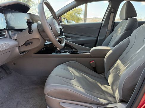 Used 2025 Hyundai Elantra SEL image 28