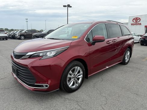 Used 2024 Toyota Sienna XLE w/ XLE Plus Package AWD/4WD image 4