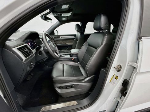 Used 2023 Volkswagen Atlas Cross Sport SE w/ Panoramic Sunroof Package FWD image 13