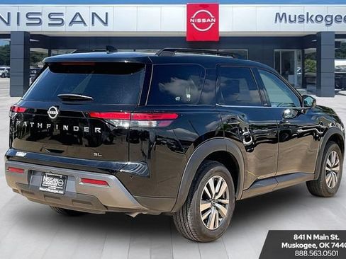 Used 2026 Nissan Pathfinder SL FWD image 5