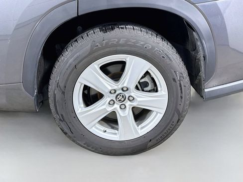 Used 2024 Toyota Highlander LE FWD image 31