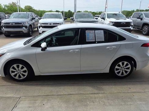 Used 2024 Toyota Corolla LE FWD image 2