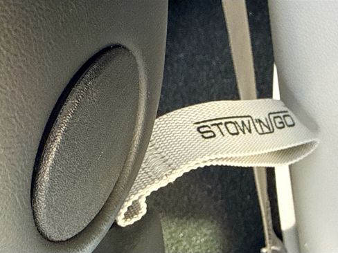 Used 2023 Chrysler Pacifica Touring-L FWD image 7