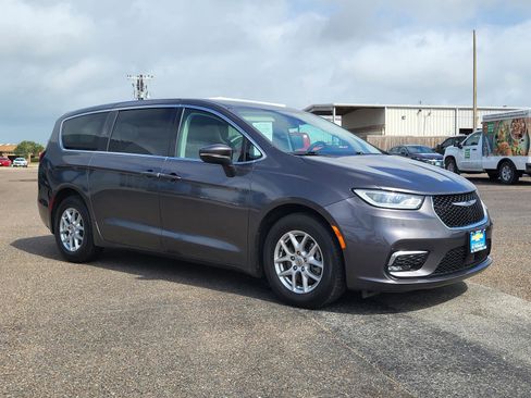 Used 2023 Chrysler Pacifica Touring-L FWD image 7